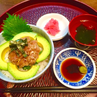 マグロとアボカドとわさび醤油は本当によく合って、ご飯が進みます！特に夏は暑くて火をあまり使いたくないので、切って盛って和えるだけ というお手軽さが嬉しいです！